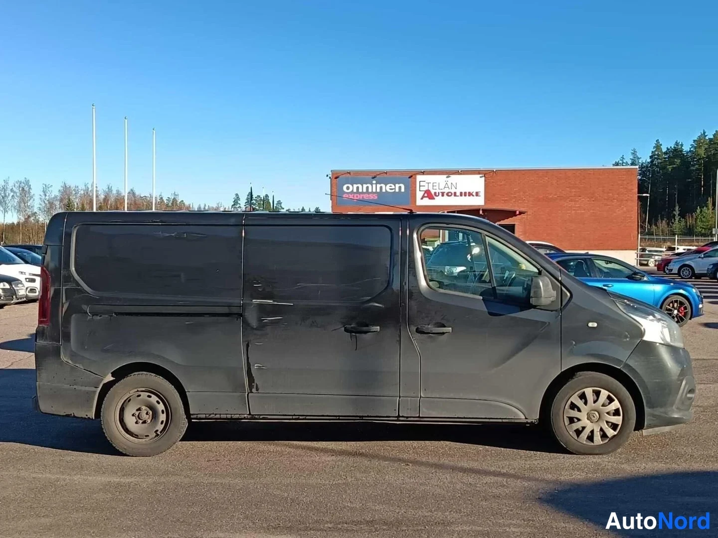 Musta Renault Trafic 2018, sivulta, kuva 4