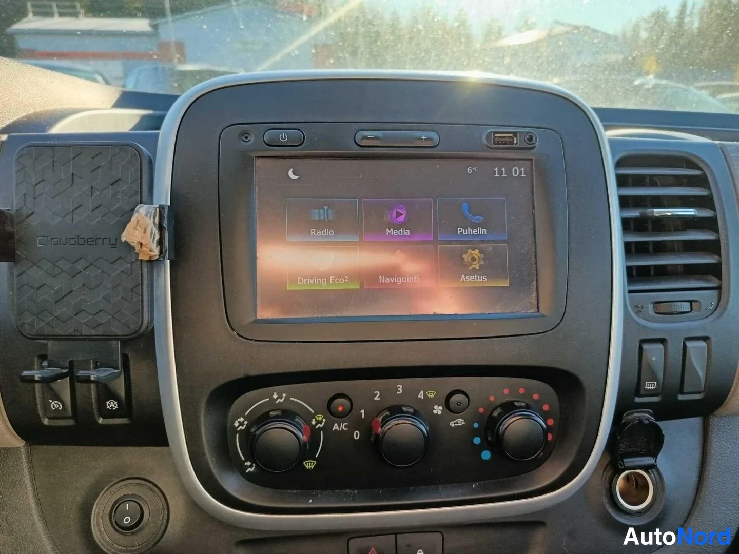 Musta Renault Trafic 2018, yksityiskohta, kuva 12