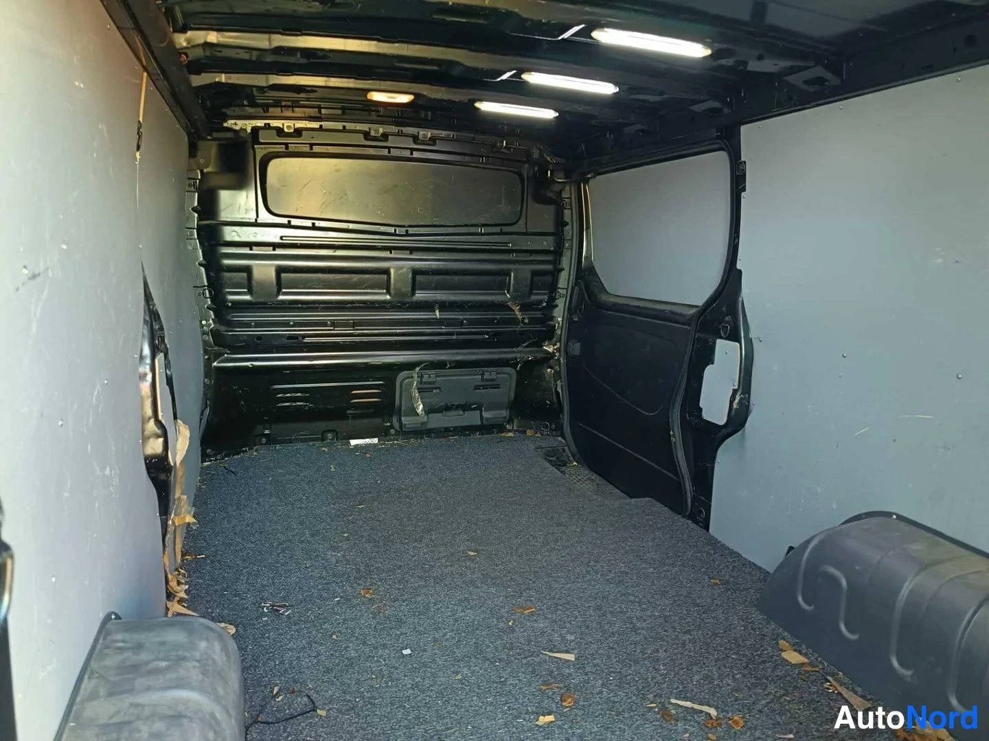 Musta Renault Trafic 2018, tavaratila, kuva 11