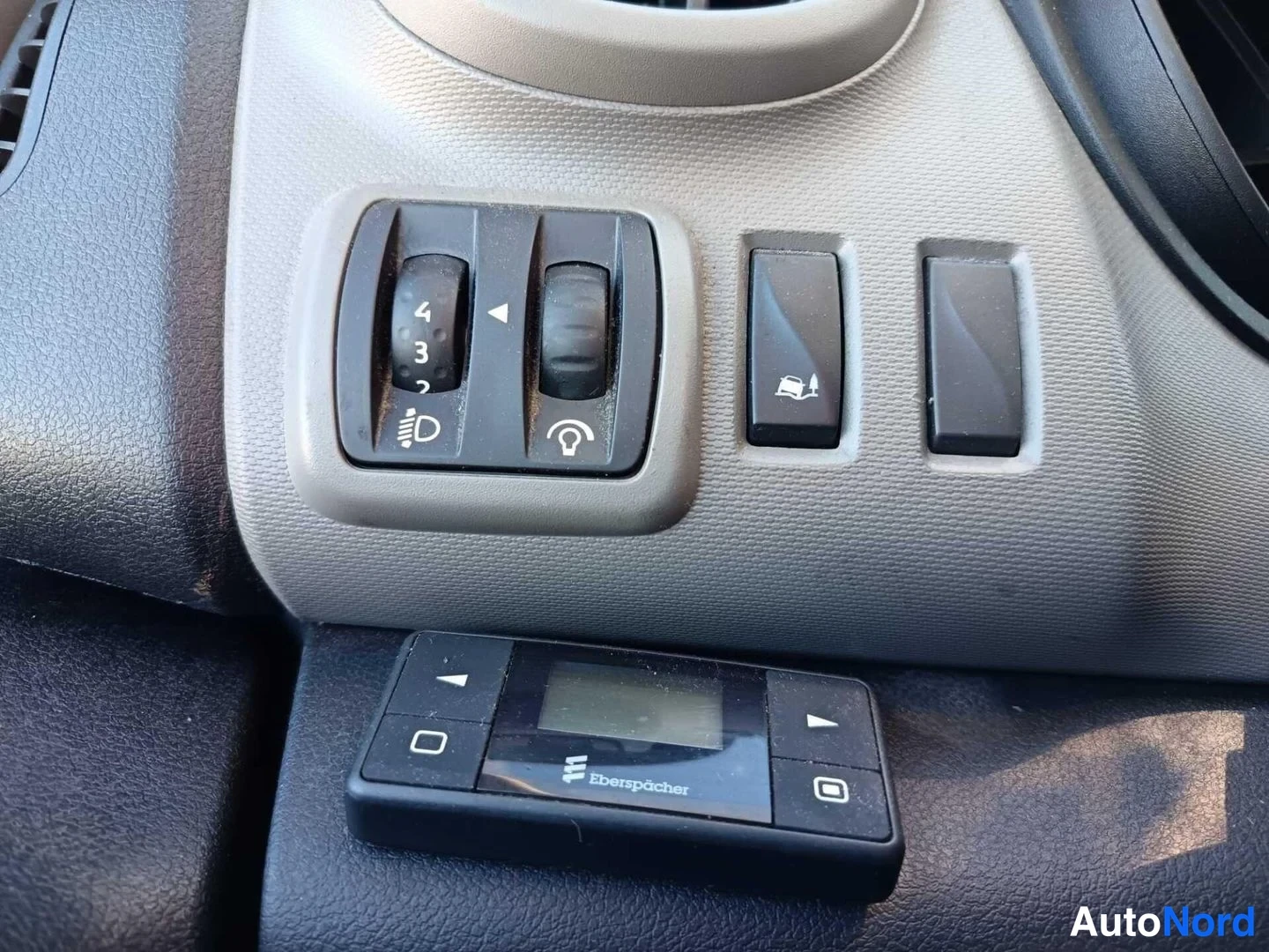 Musta Renault Trafic 2018, yksityiskohta, kuva 13