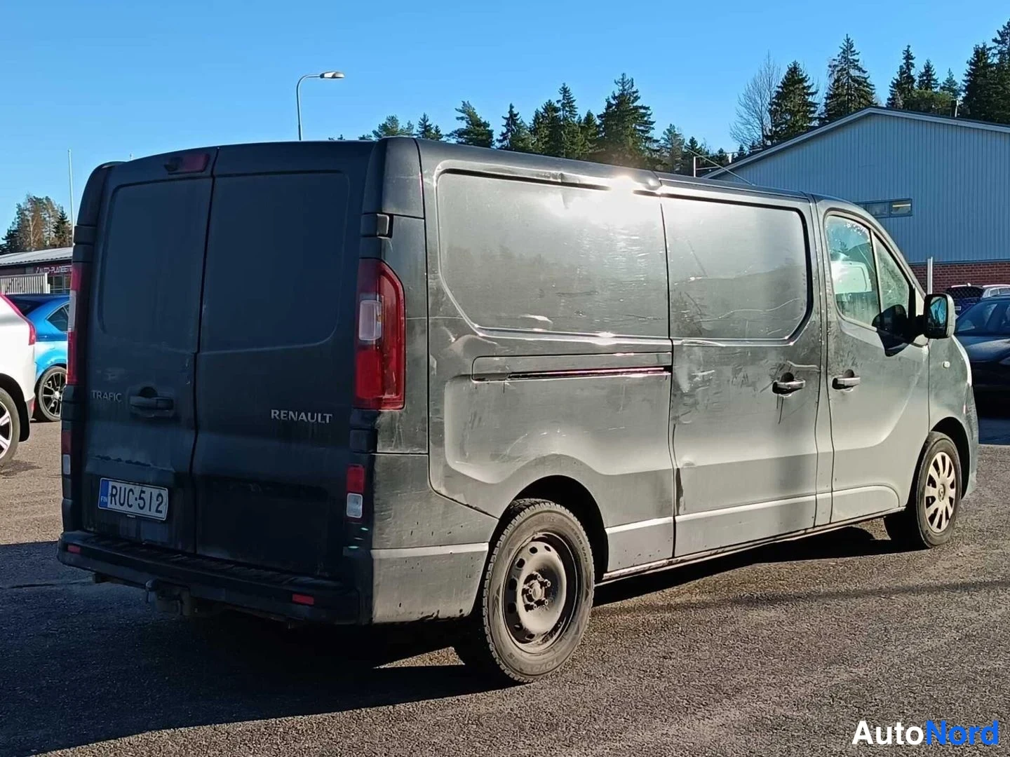 Musta Renault Trafic 2018, takaviisto, kuva 6