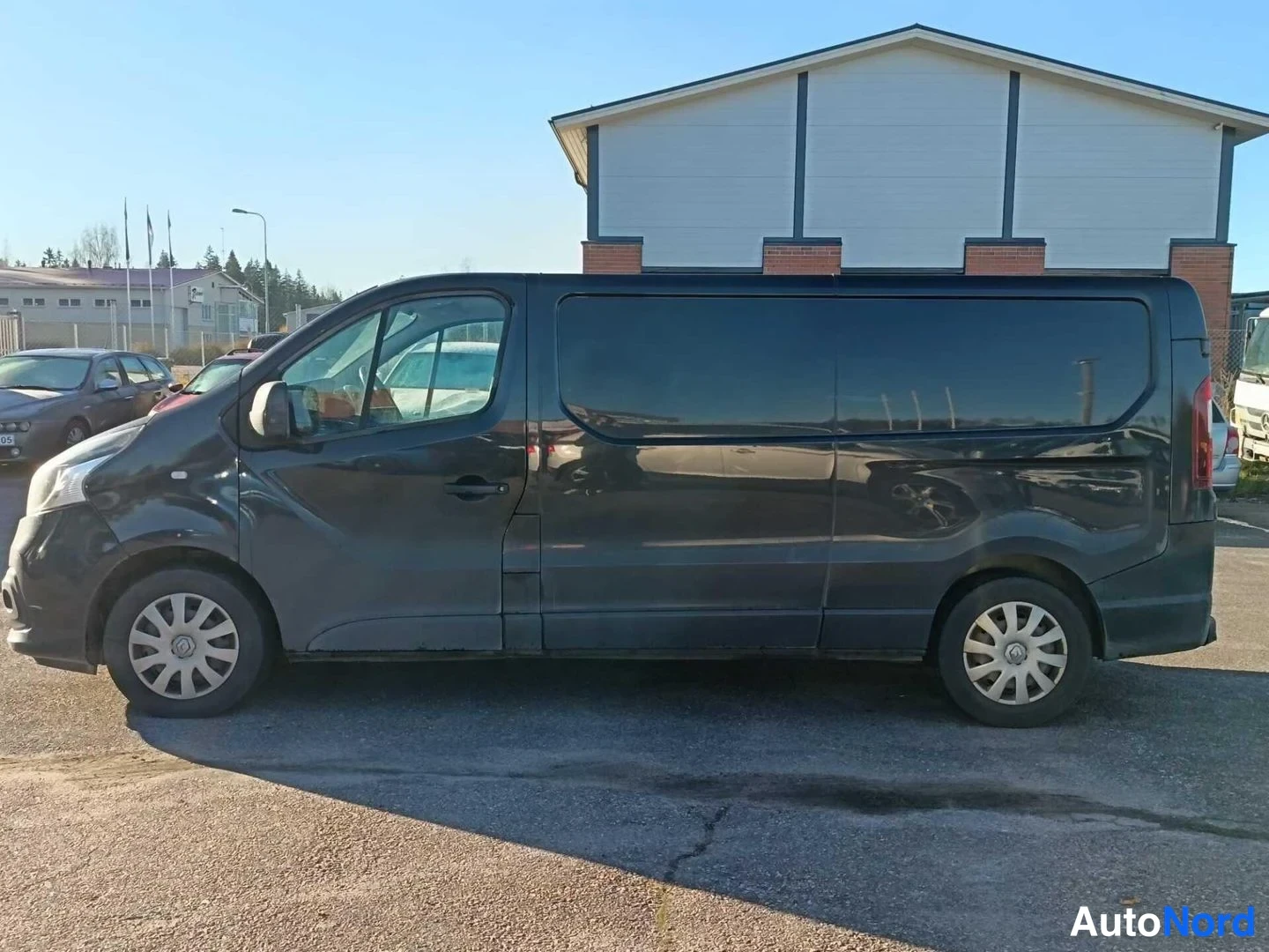 Musta Renault Trafic 2018, sivulta, kuva 5
