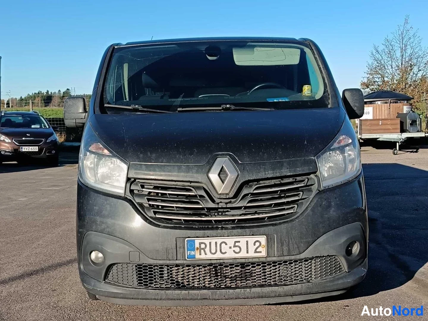 Musta Renault Trafic 2018, edestä, kuva 3