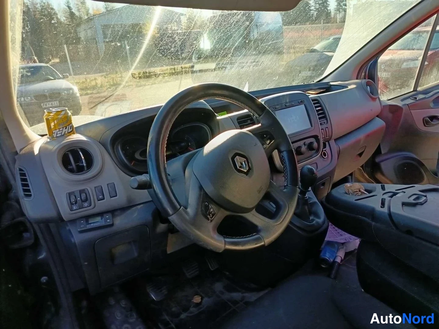 Musta Renault Trafic 2018, ohjaamo, kuva 9