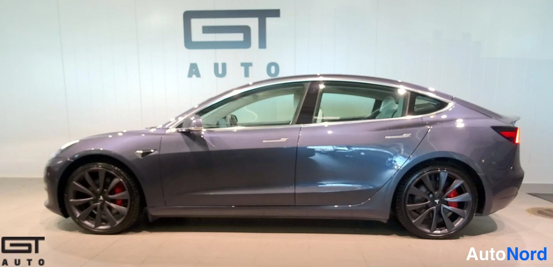 Harmaa Tesla Model 3 Performance 2020, sivulta, kuva 5