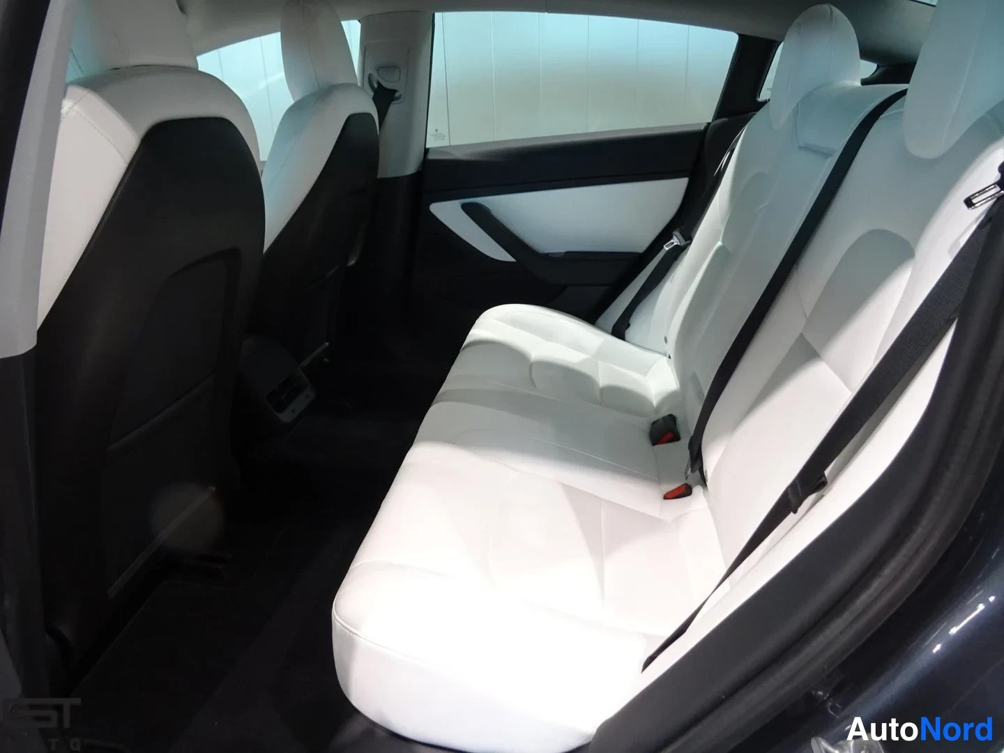 Harmaa Tesla Model 3 Performance 2020, takaistuimet, kuva 16