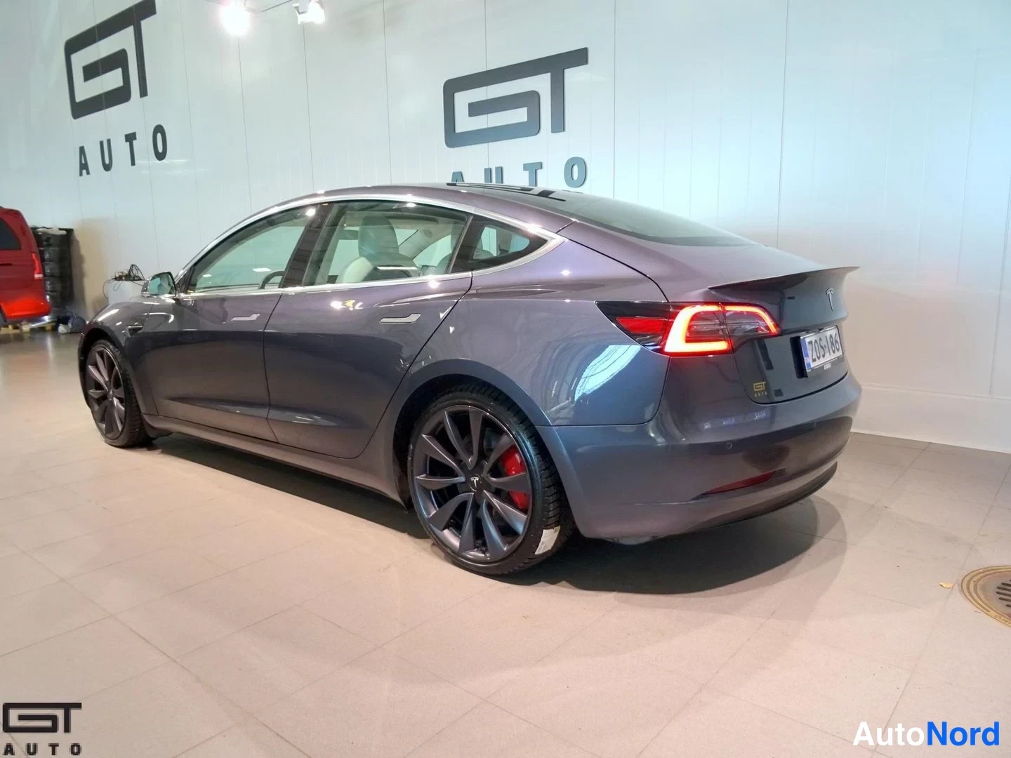 Harmaa Tesla Model 3 Performance 2020, takaviisto, kuva 7