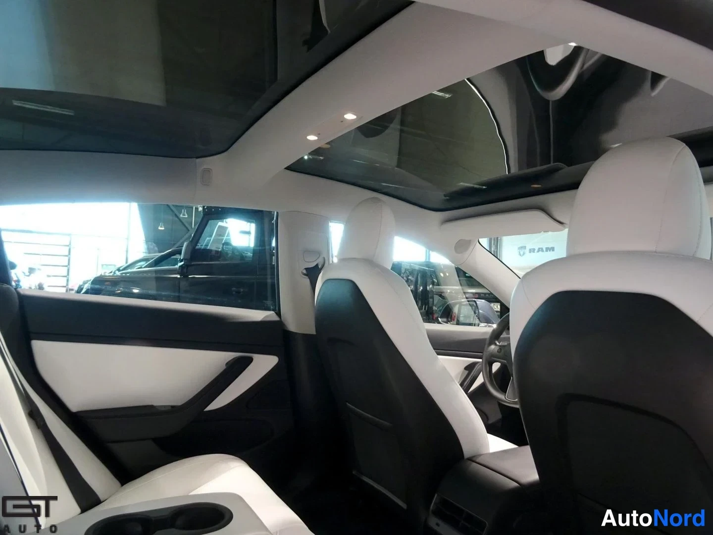 Harmaa Tesla Model 3 Performance 2020, ohjaamo, kuva 11