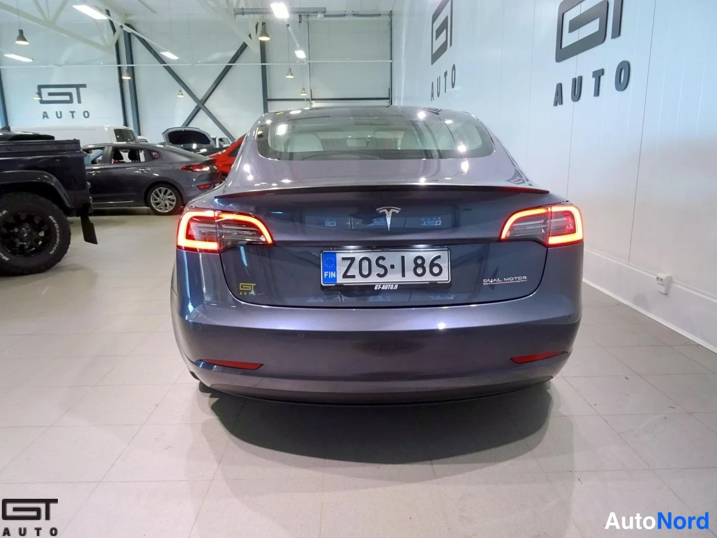 Harmaa Tesla Model 3 Performance 2020, takaa, kuva 8