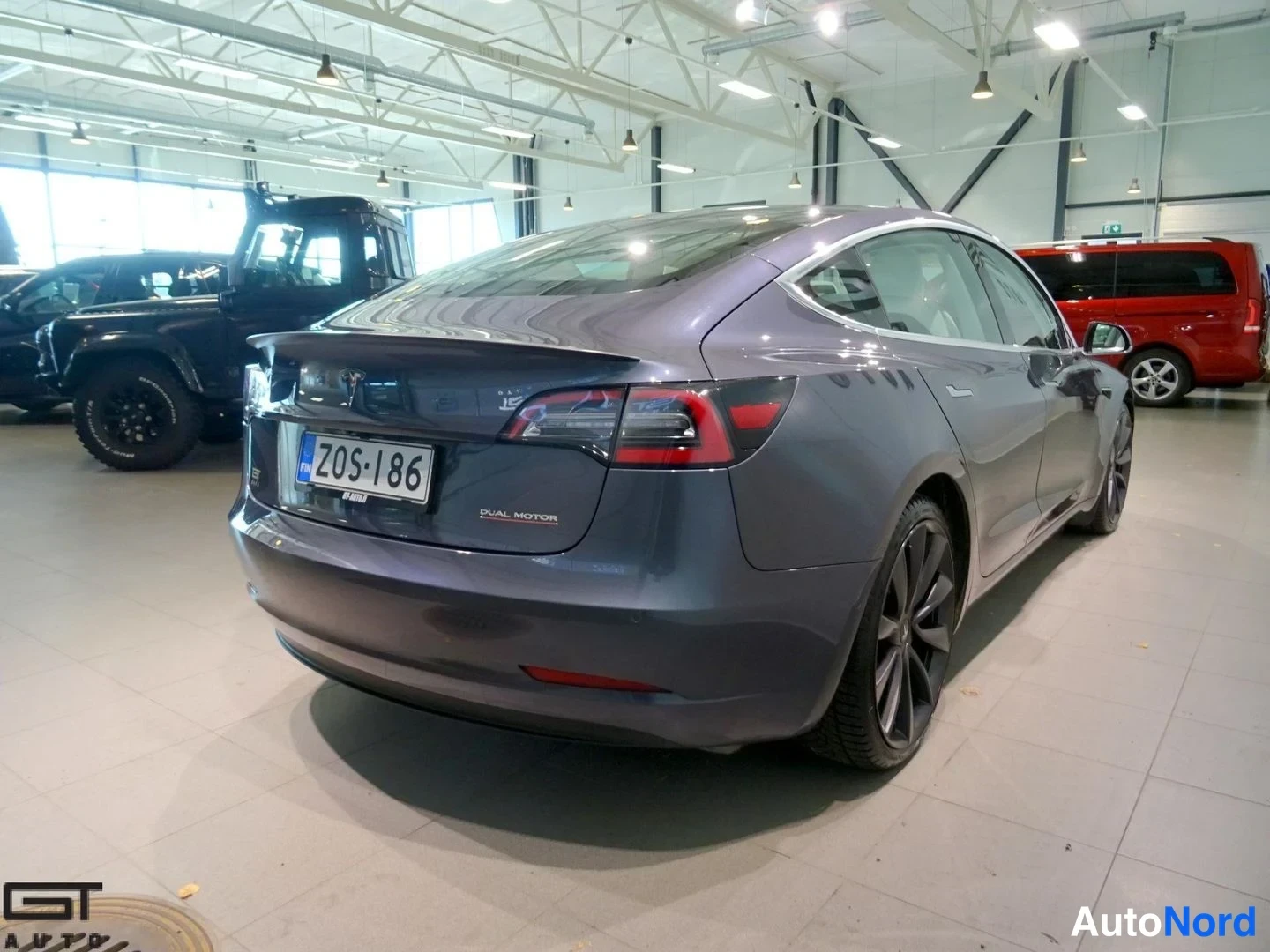 Harmaa Tesla Model 3 Performance 2020, takaviisto, kuva 6