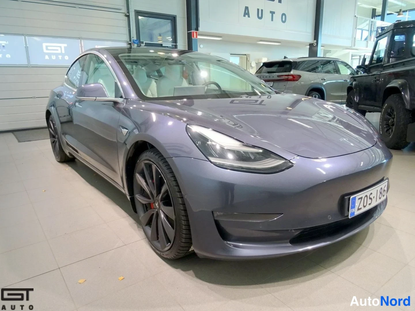 Harmaa Tesla Model 3 Performance 2020, etuviisto, keula oikealle, kuva 3