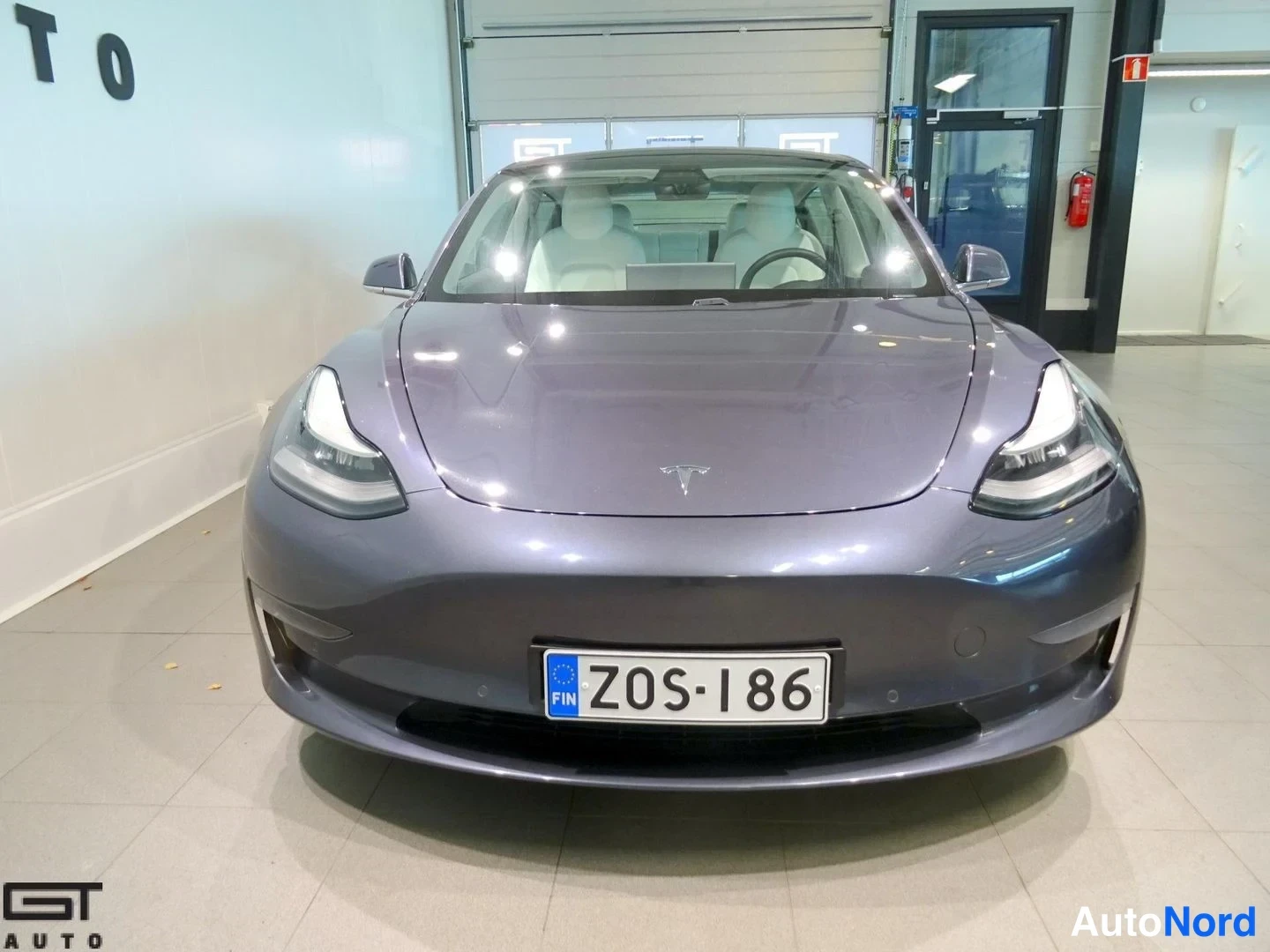 Harmaa Tesla Model 3 Performance 2020, edestä, kuva 4