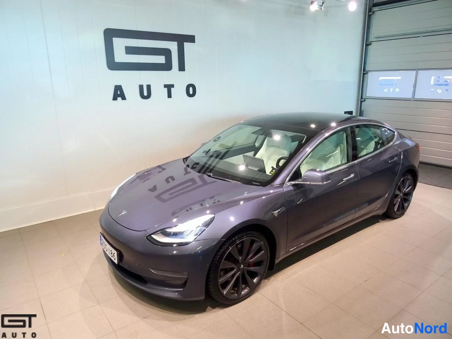 Harmaa Tesla Model 3 Performance 2020, etuviisto, keula vasemmalle, kuva 2