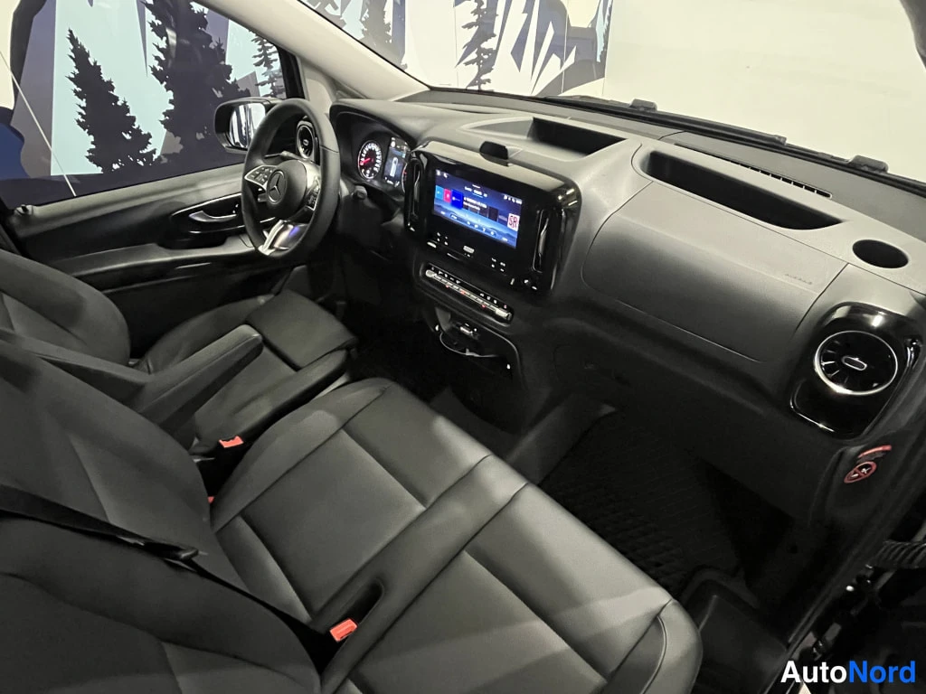 Musta Mercedes-Benz Vito 2026, ohjaamo, kuva 11