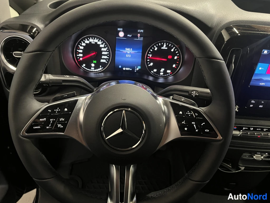Musta Mercedes-Benz Vito 2026, ohjaamo, kuva 12