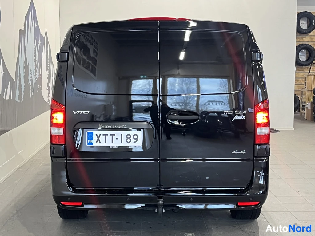 Musta Mercedes-Benz Vito 2026, takaa, kuva 8