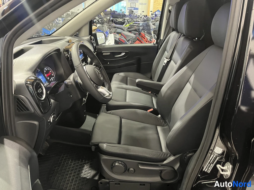 Musta Mercedes-Benz Vito 2026, ohjaamo, kuva 9