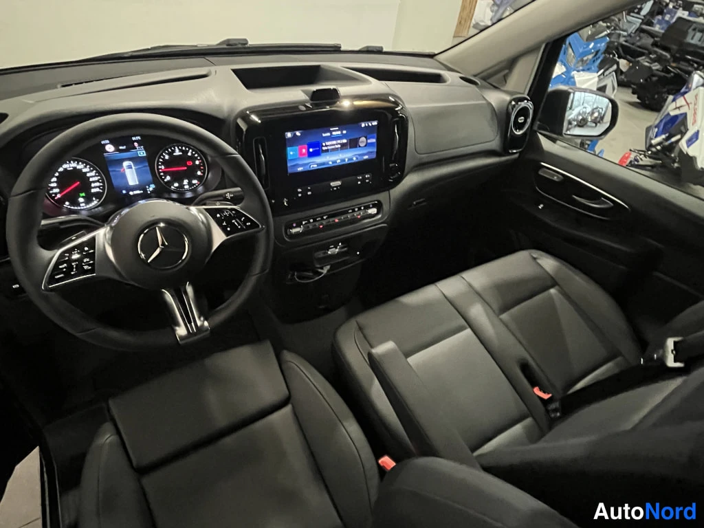 Musta Mercedes-Benz Vito 2026, ohjaamo, kuva 10