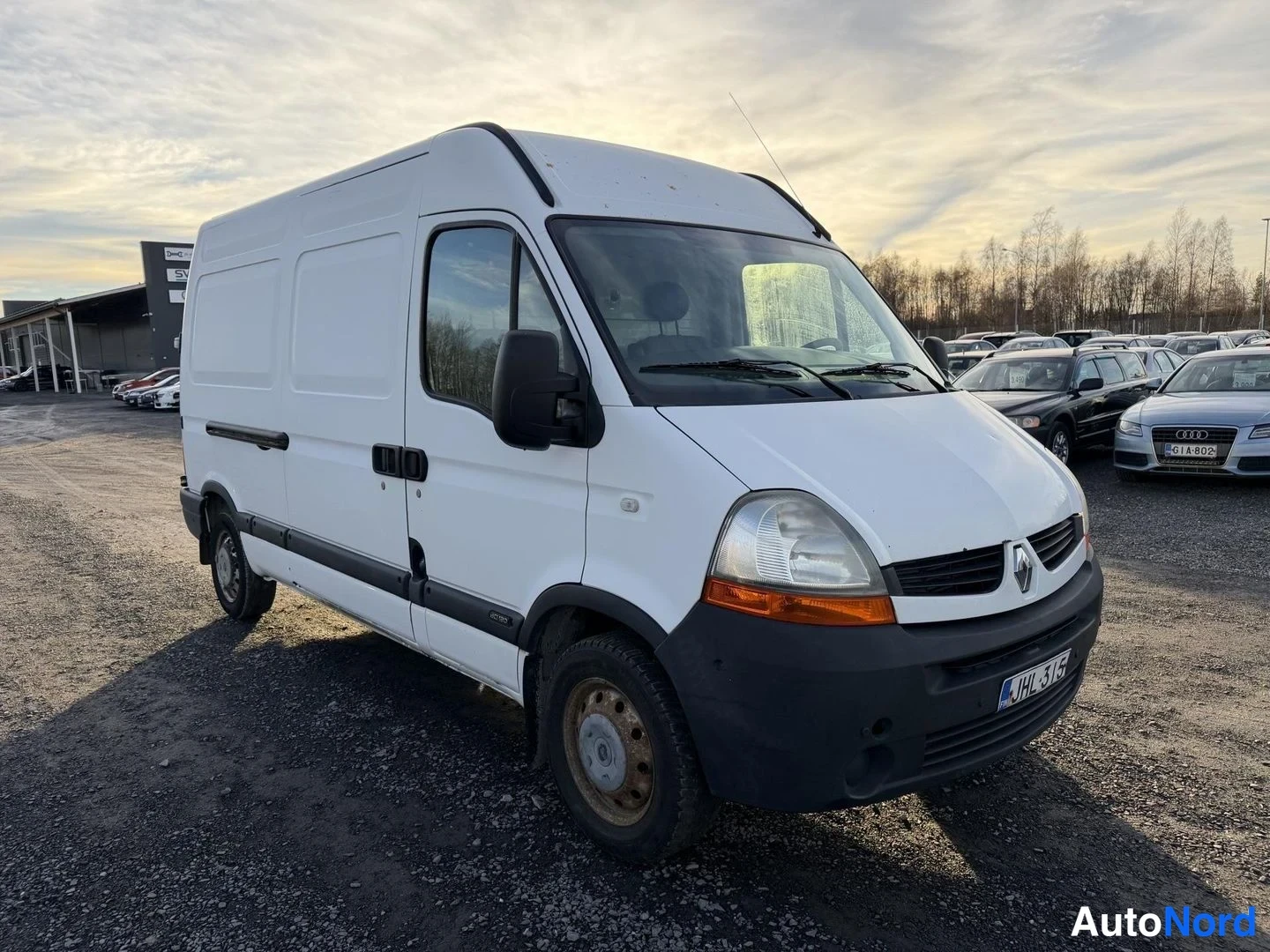 Valkoinen Renault Master 2008, etuviisto, keula oikealle, kuva 2