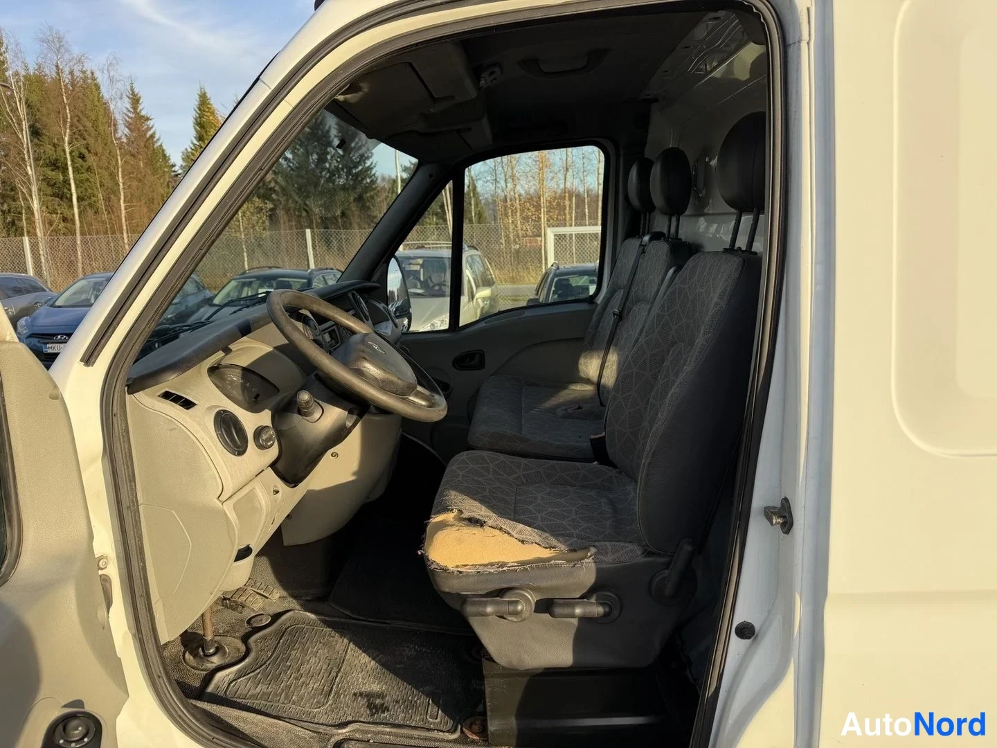 Valkoinen Renault Master 2008, ohjaamo, kuva 9