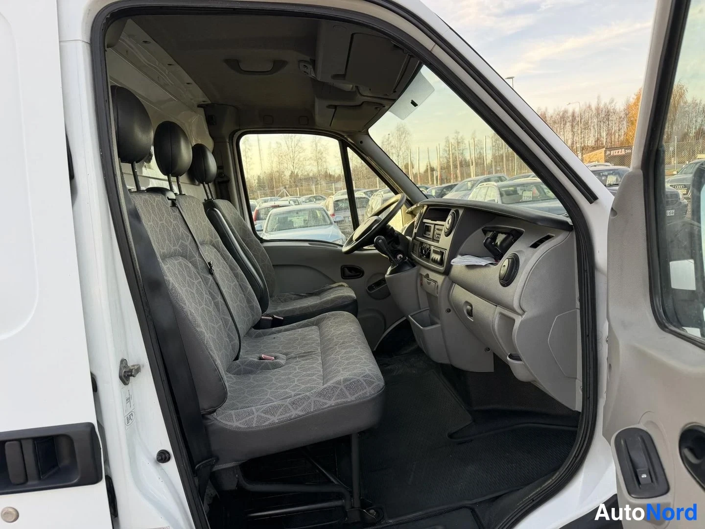 Valkoinen Renault Master 2008, ohjaamo, kuva 10