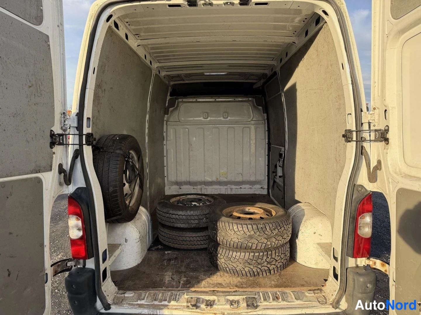 Valkoinen Renault Master 2008, takaa, kuva 7