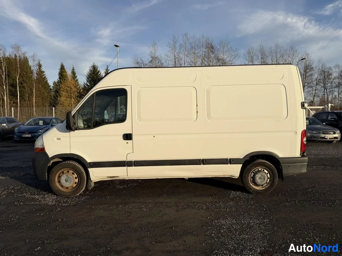 Valkoinen Renault Master 2008, sivulta, kuva 3