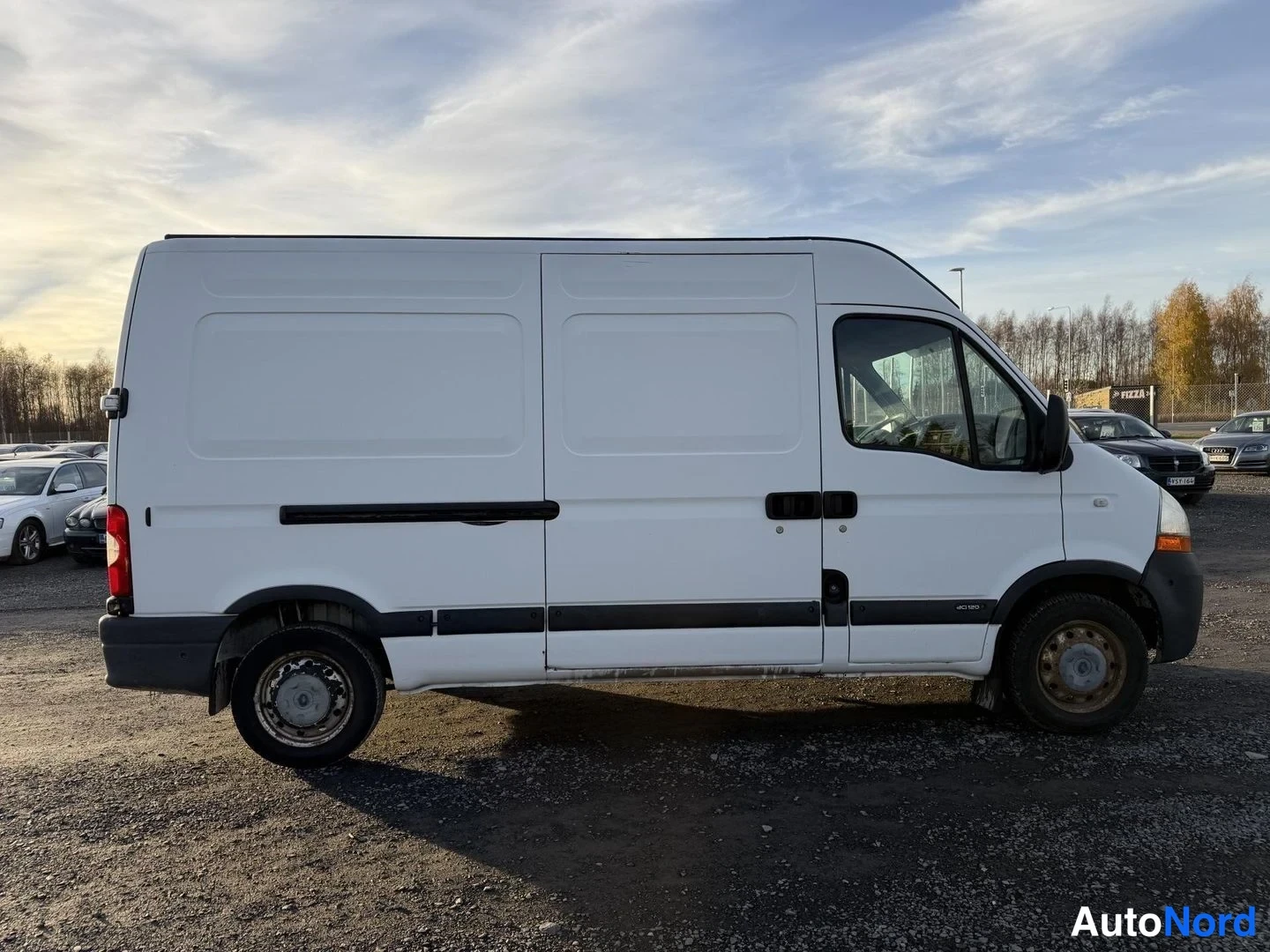 Valkoinen Renault Master 2008, sivulta, kuva 4
