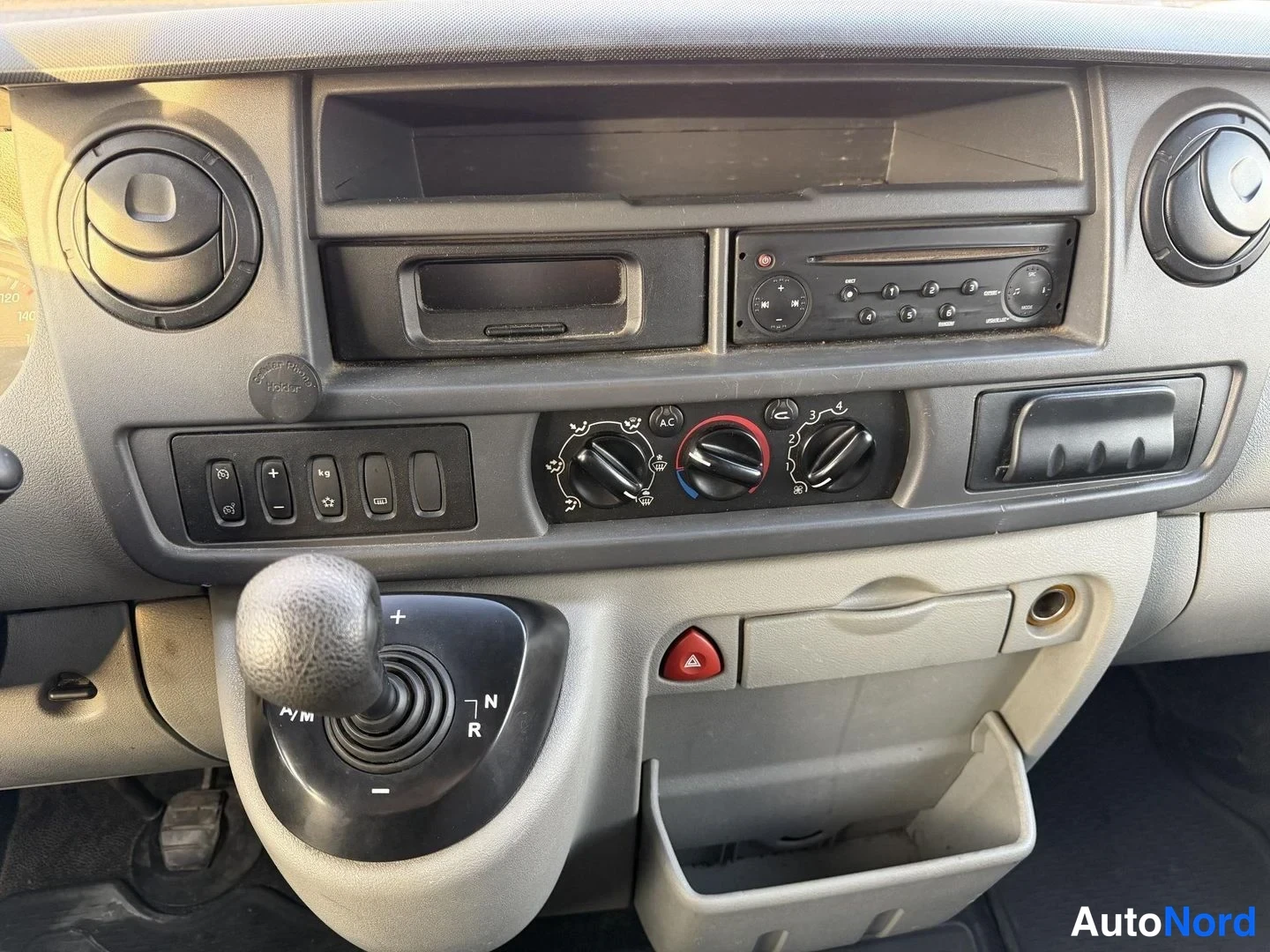 Valkoinen Renault Master 2008, ohjaamo, kuva 8