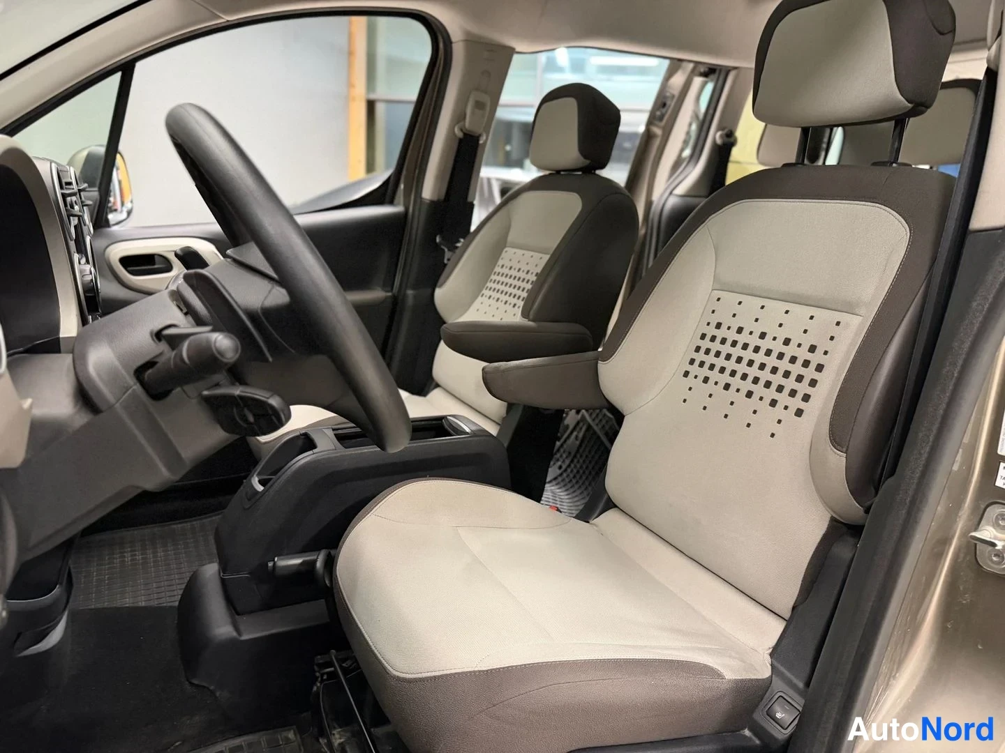 Harmaa Citroen Berlingo 2014, etuistuimet, kuva 9