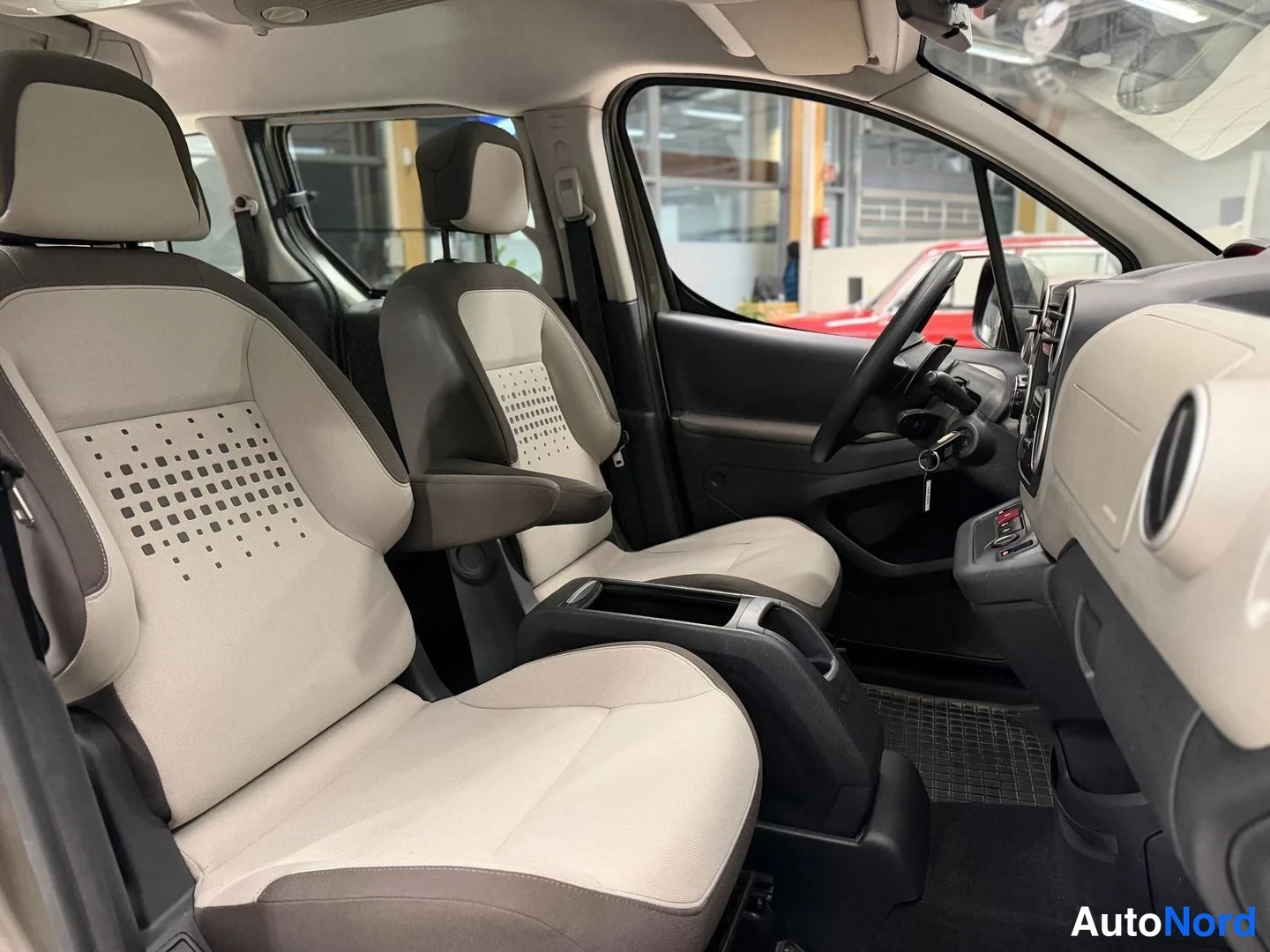 Harmaa Citroen Berlingo 2014, etuistuimet, kuva 8