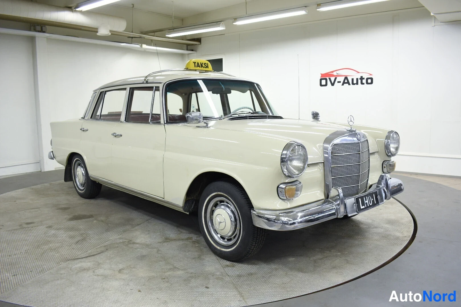 Valkoinen Mercedes-Benz 200 1967, etuviisto, keula oikealle, kuva 2