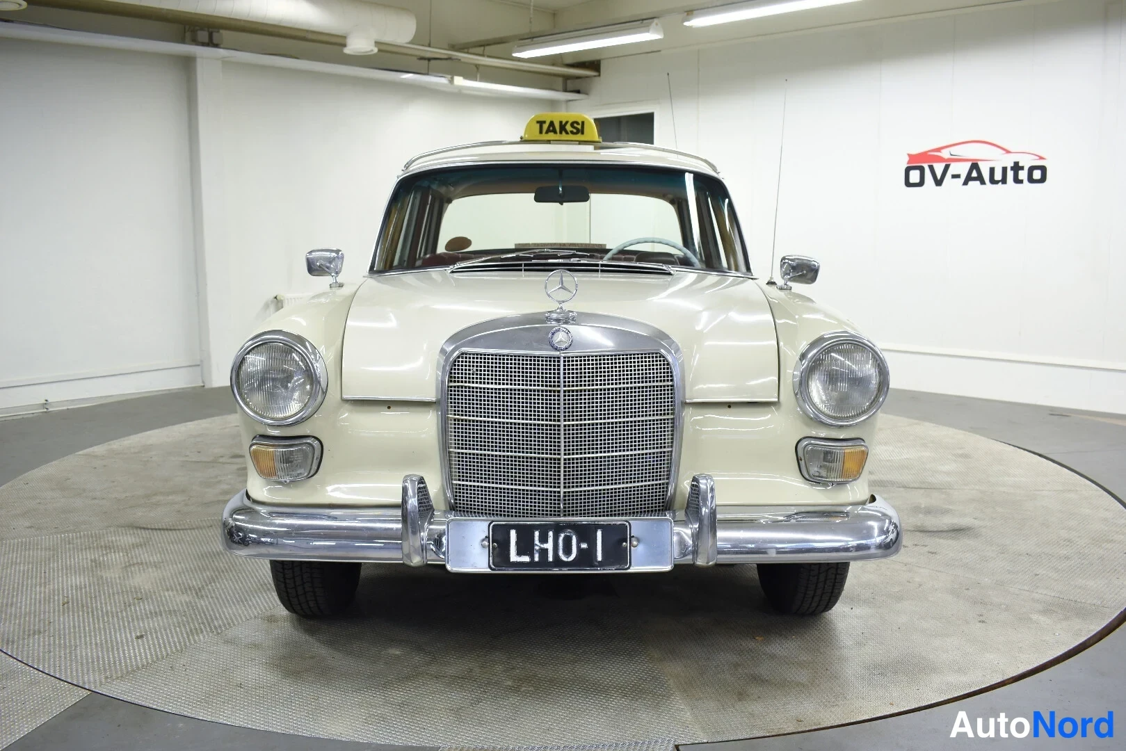 Valkoinen Mercedes-Benz 200 1967, edestä, kuva 3