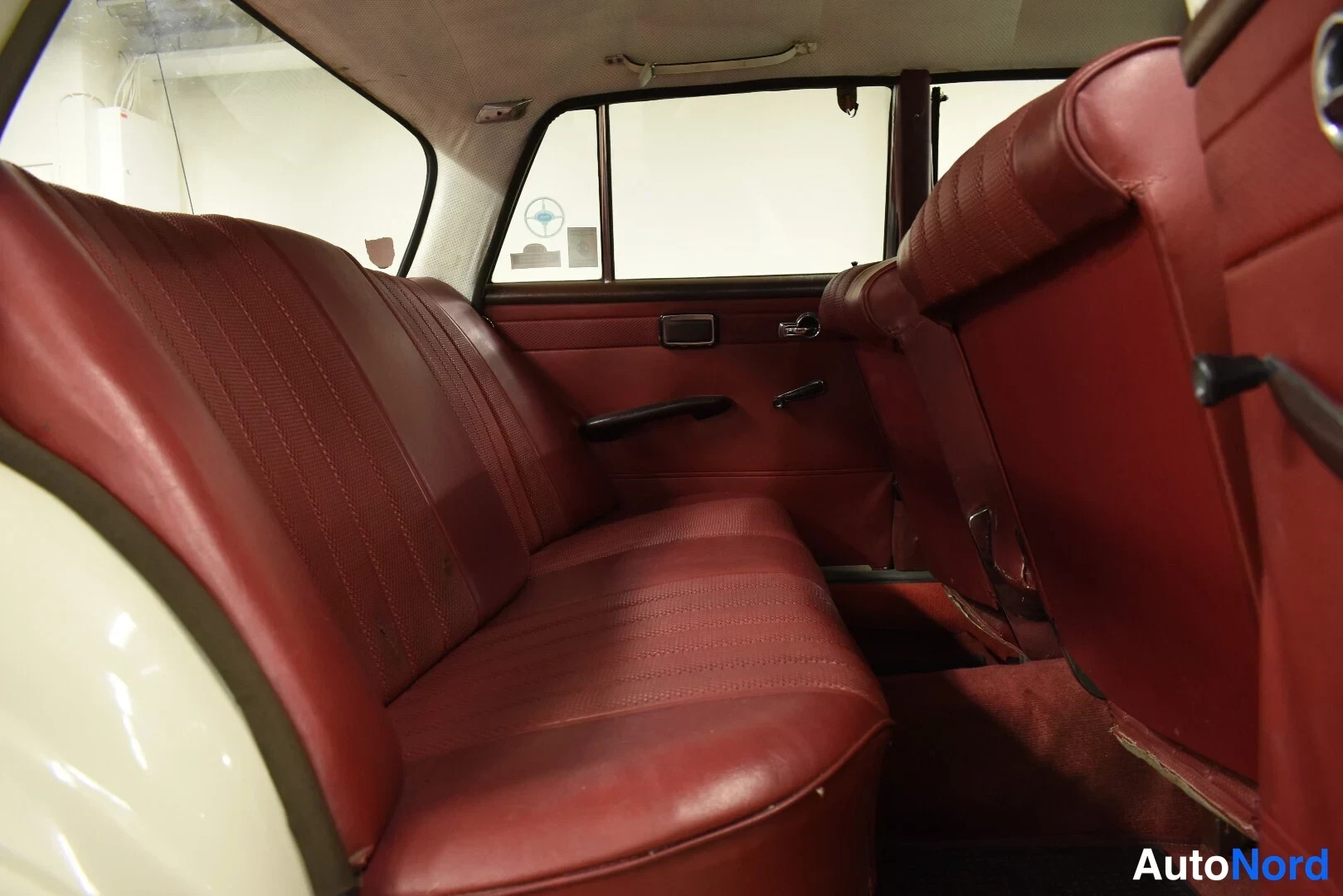 Valkoinen Mercedes-Benz 200 1967, takaistuimet, kuva 16