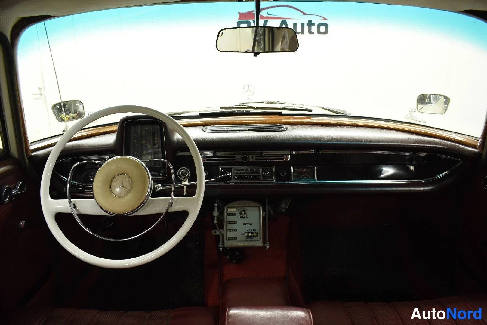 Valkoinen Mercedes-Benz 200 1967, ohjaamo, kuva 12