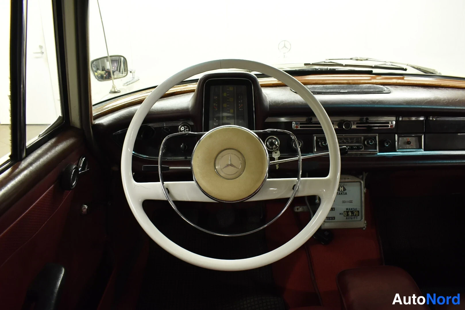Valkoinen Mercedes-Benz 200 1967, ohjaamo, kuva 13
