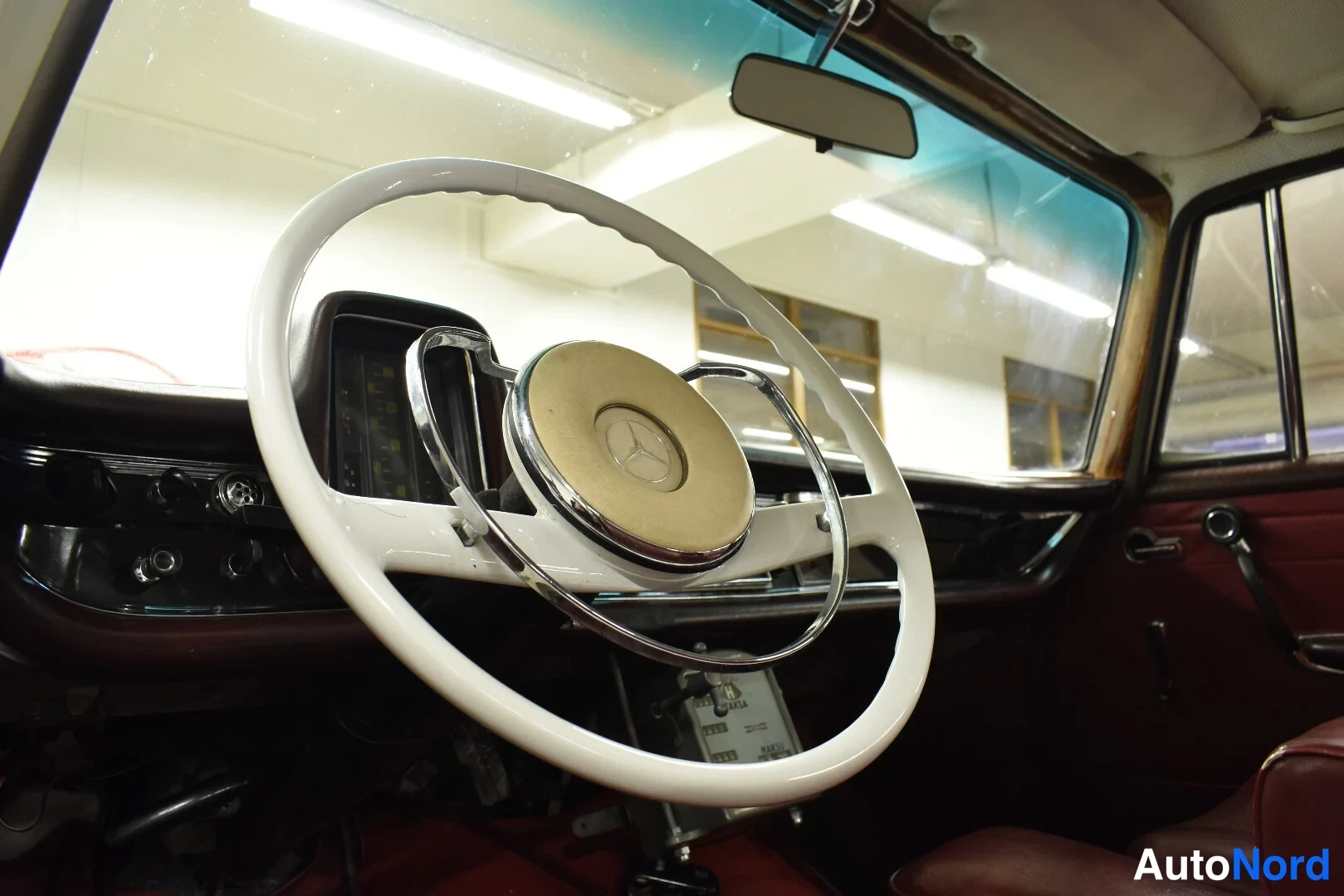 Valkoinen Mercedes-Benz 200 1967, ohjaamo, kuva 9