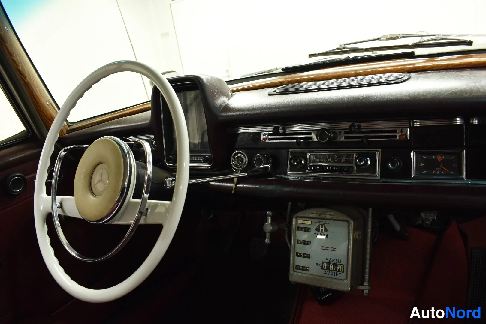 Valkoinen Mercedes-Benz 200 1967, ohjaamo, kuva 10