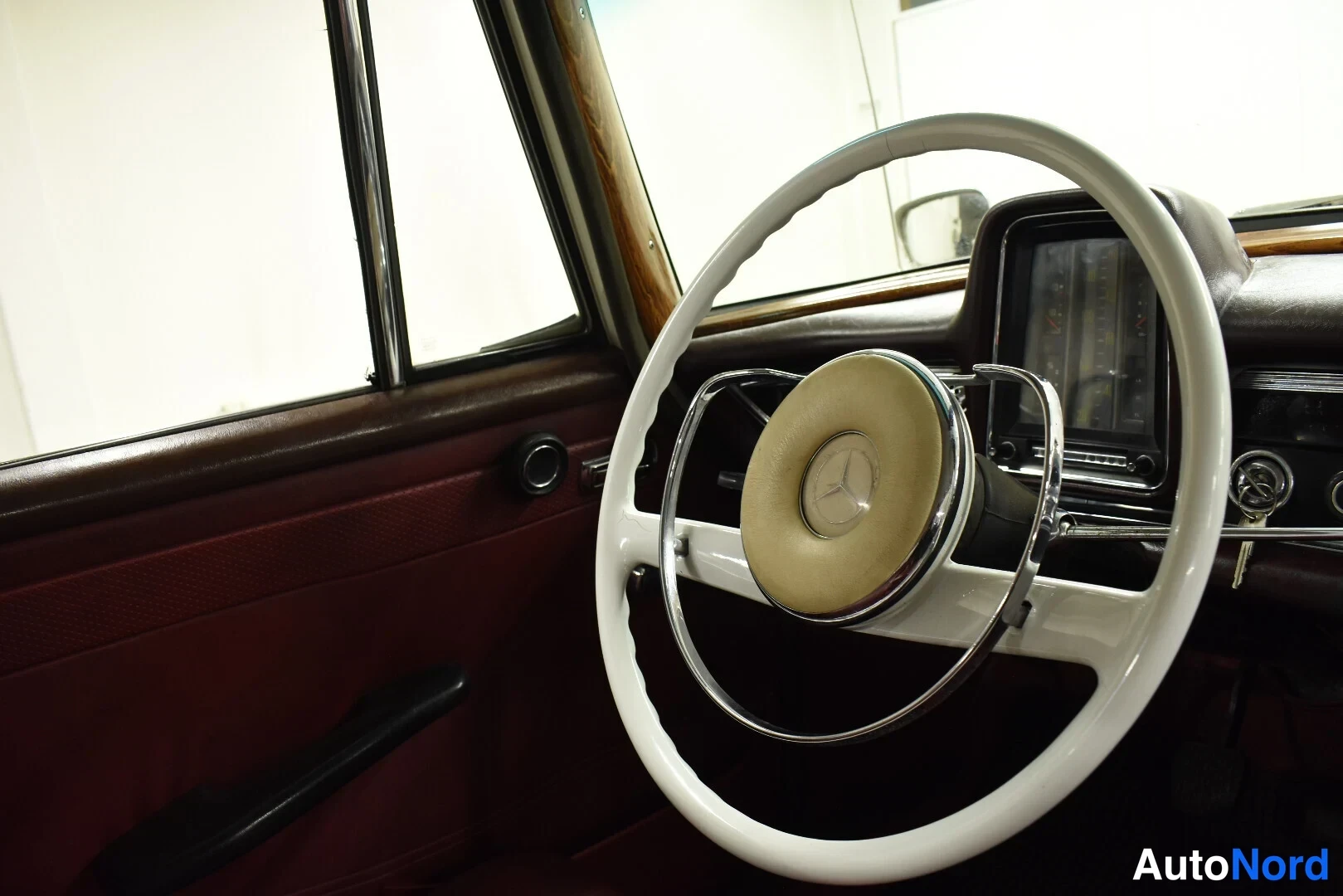 Valkoinen Mercedes-Benz 200 1967, ohjaamo, kuva 11