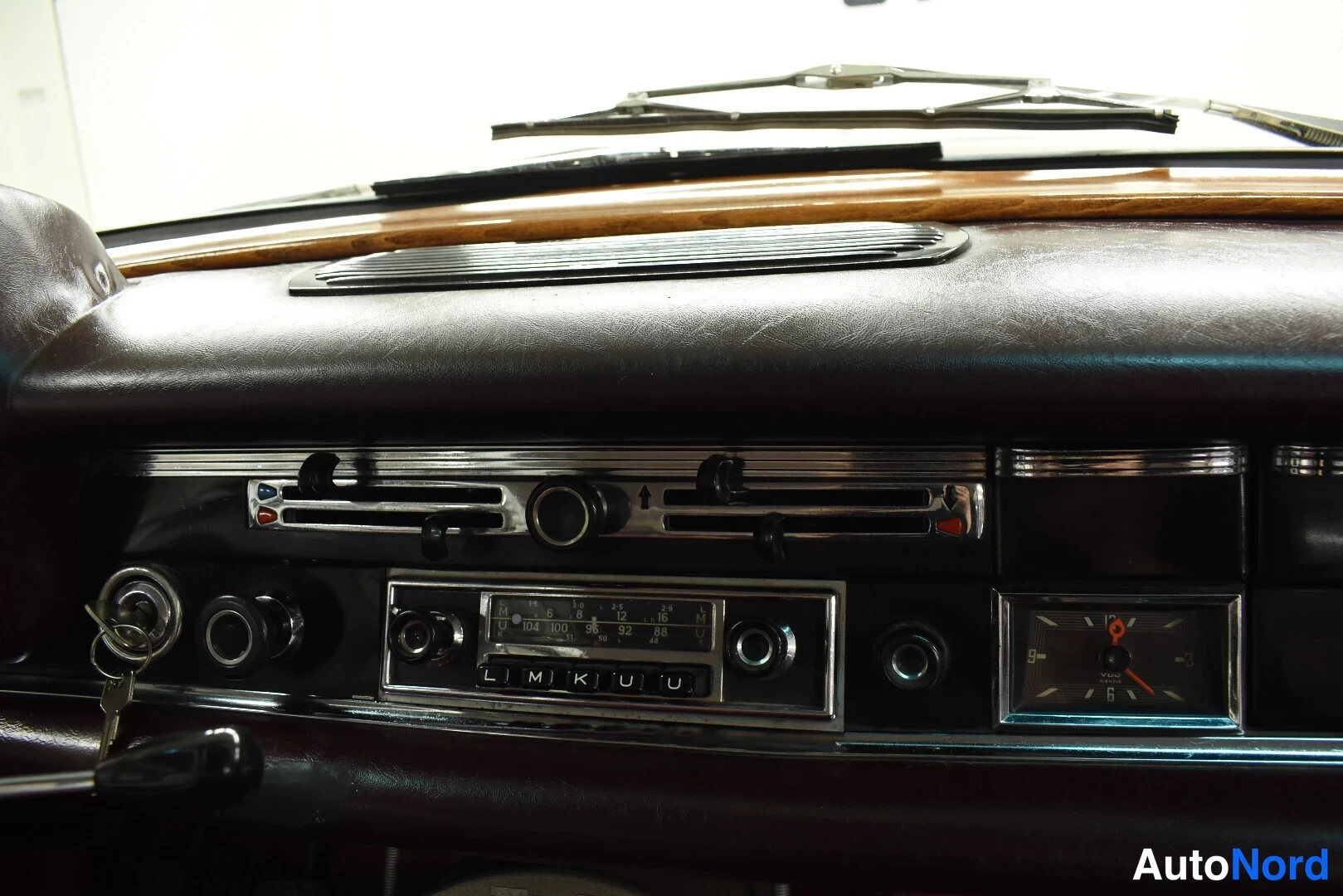 Valkoinen Mercedes-Benz 200 1967, yksityiskohta, kuva 18