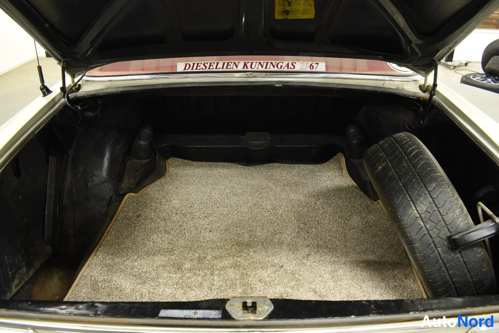 Valkoinen Mercedes-Benz 200 1967, tavaratila, kuva 17