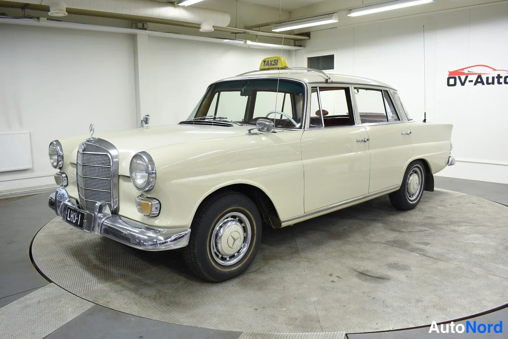 Mercedes-Benz 200D Heckflosse 1967