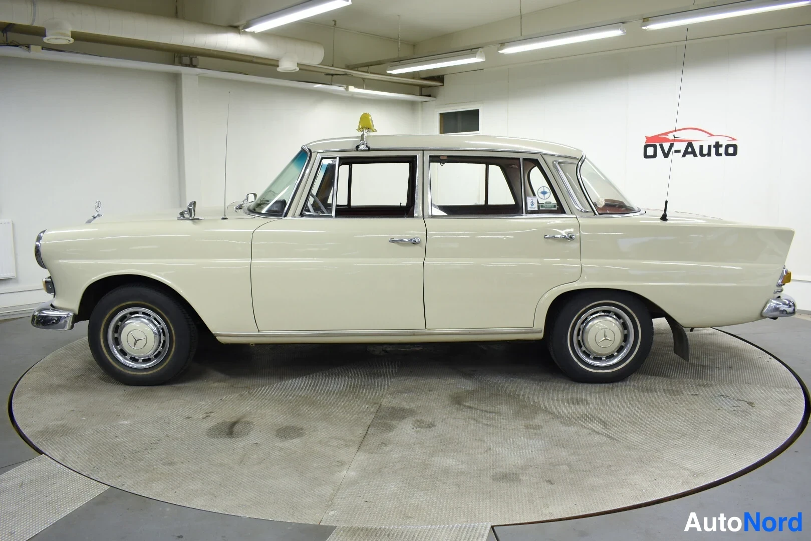 Valkoinen Mercedes-Benz 200 1967, sivulta, kuva 4