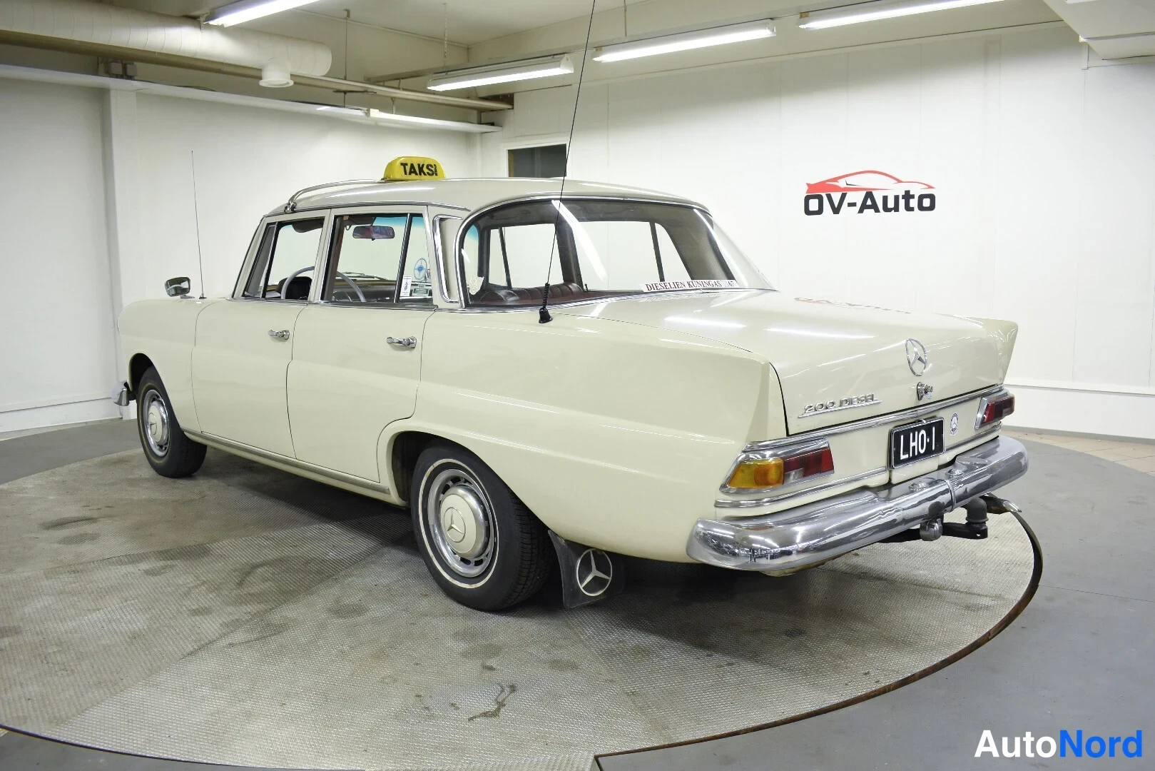 Valkoinen Mercedes-Benz 200 1967, takaviisto, kuva 6