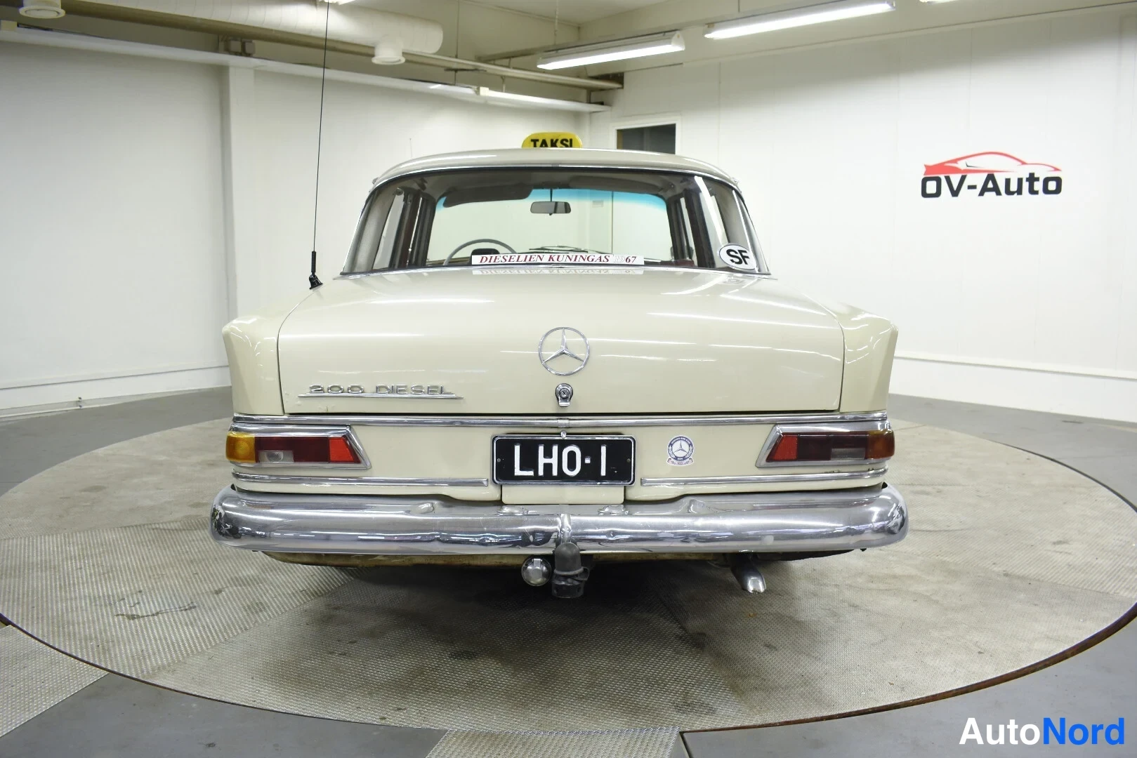 Valkoinen Mercedes-Benz 200 1967, takaa, kuva 8