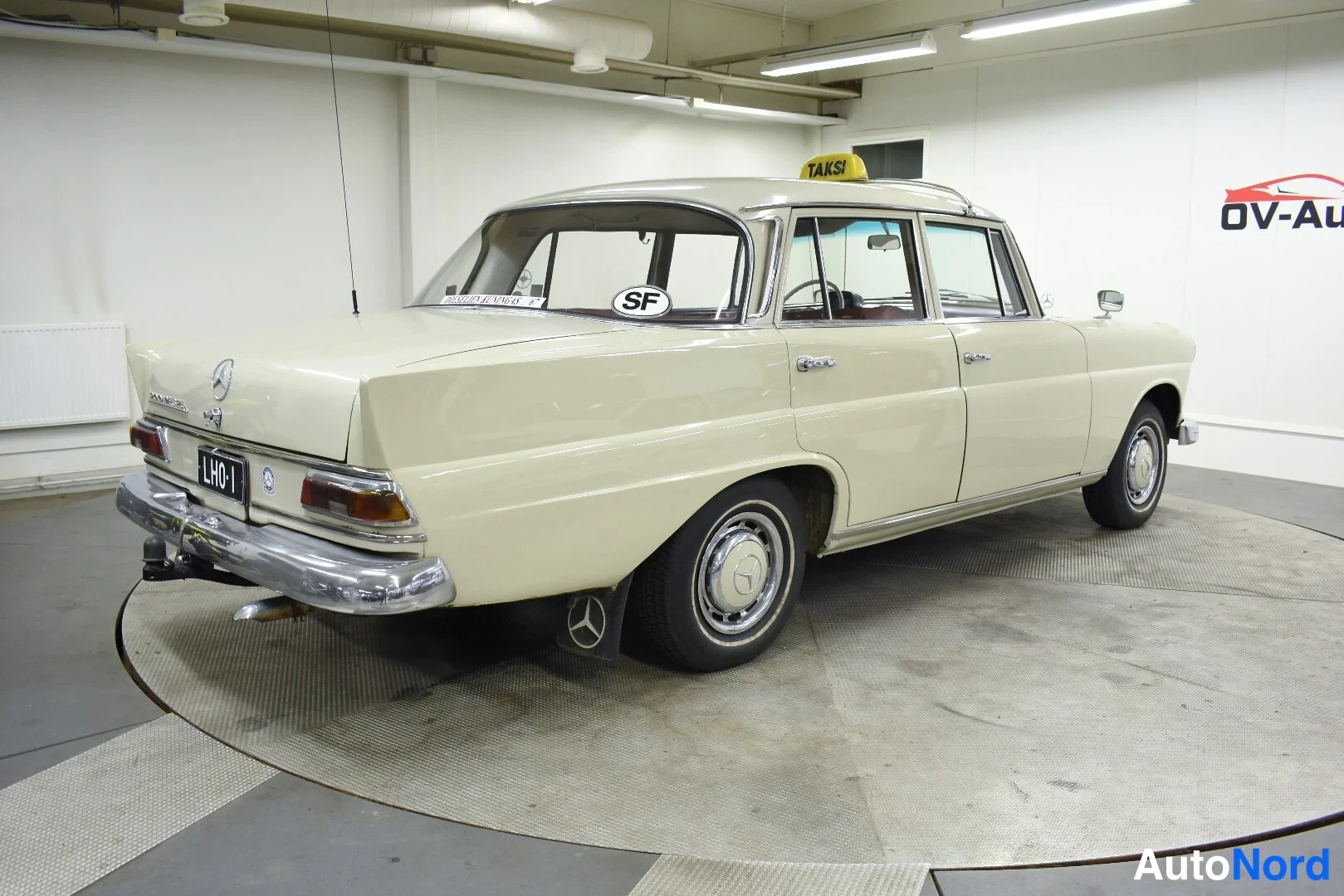 Valkoinen Mercedes-Benz 200 1967, takaviisto, kuva 7