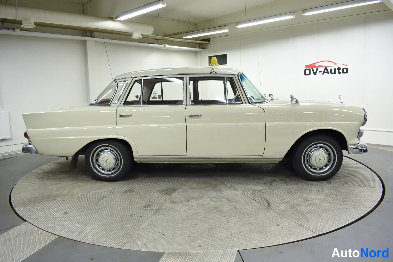 Valkoinen Mercedes-Benz 200 1967, sivulta, kuva 5