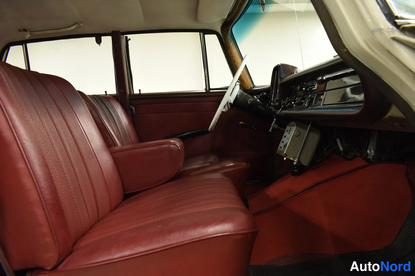 Valkoinen Mercedes-Benz 200 1967, etuistuimet, kuva 14