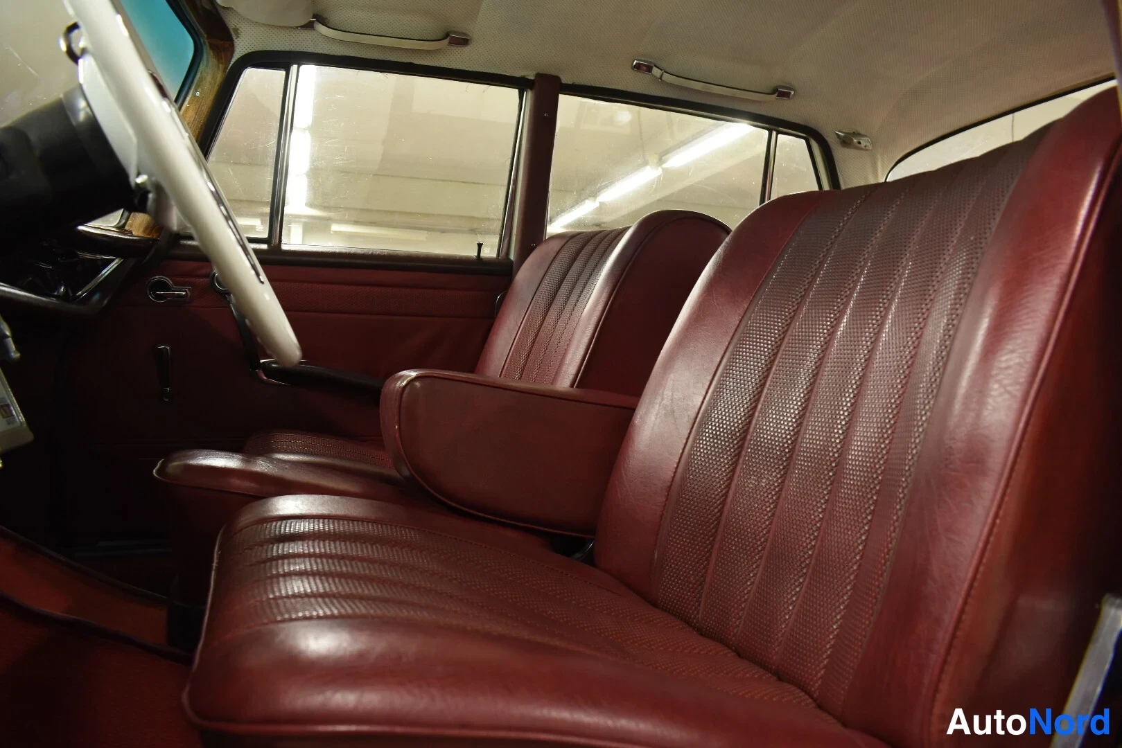 Valkoinen Mercedes-Benz 200 1967, etuistuimet, kuva 15