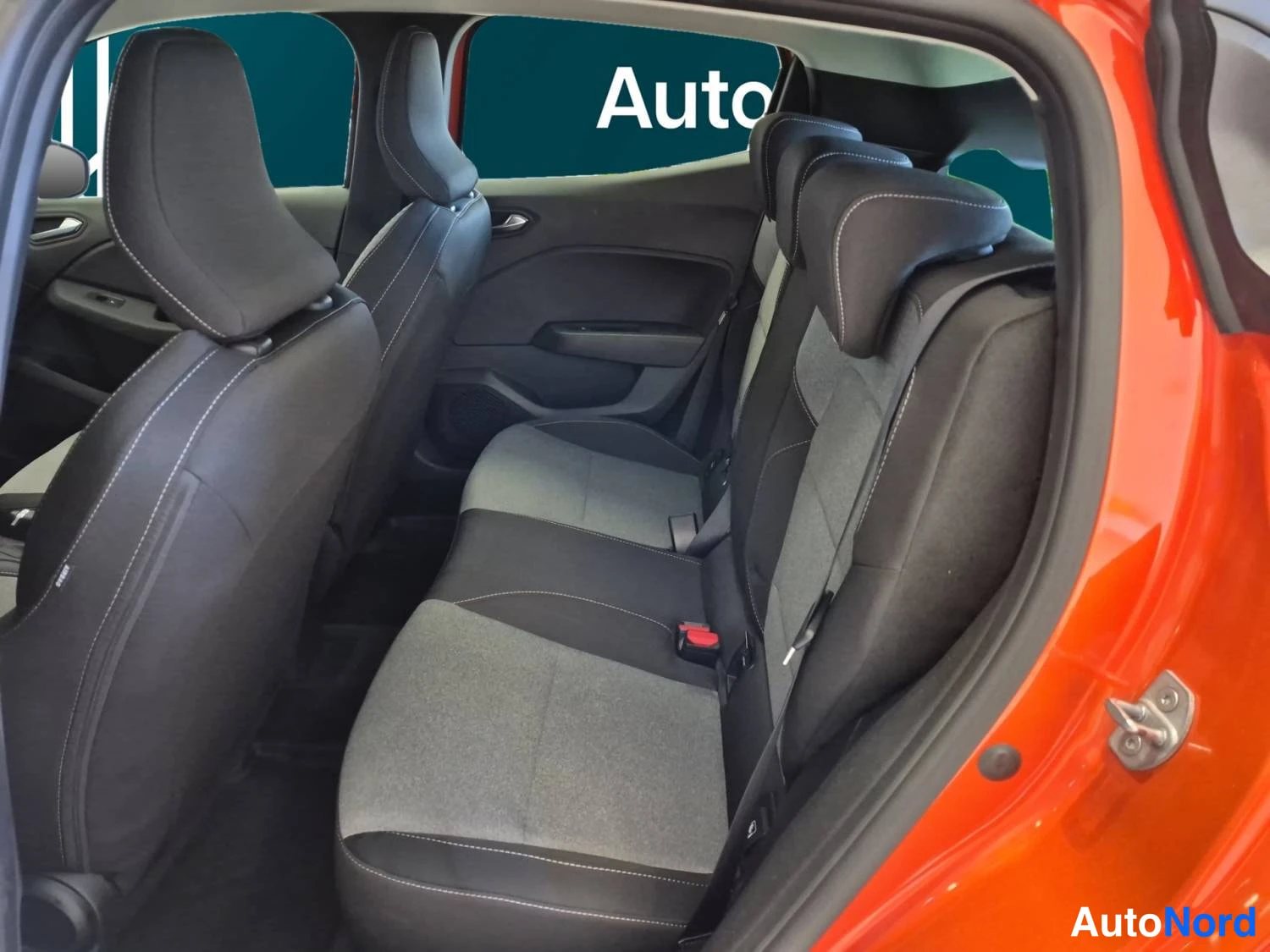 Punainen Renault Clio 2025, takaistuimet, kuva 14